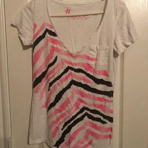 NOLLIE ELECTRIC PINK AND BLACK WHITE TEE VNECK